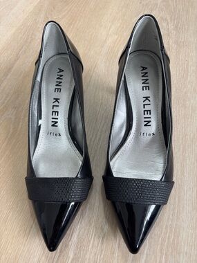 Anne Klein Black Pointed-Toe Patent Pumps with Textured Band